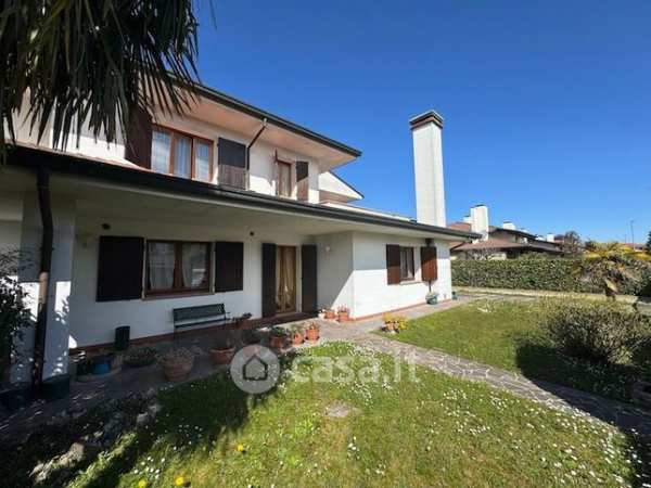 Casa bi/trifamiliare in residenziale in 