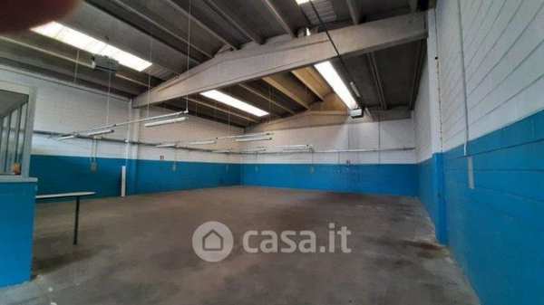 Capannone in commerciale in 