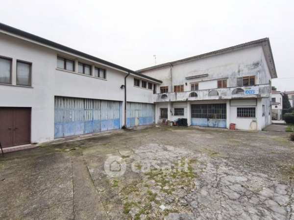 Capannone in commerciale in 