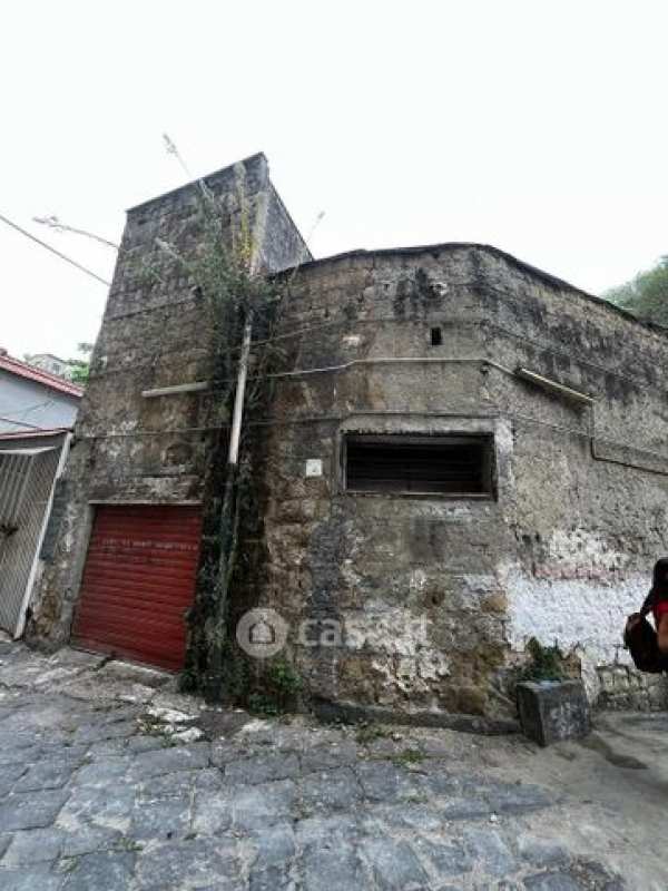 Capannone in commerciale in Via Santa Maria della Catena alle Fontanelle