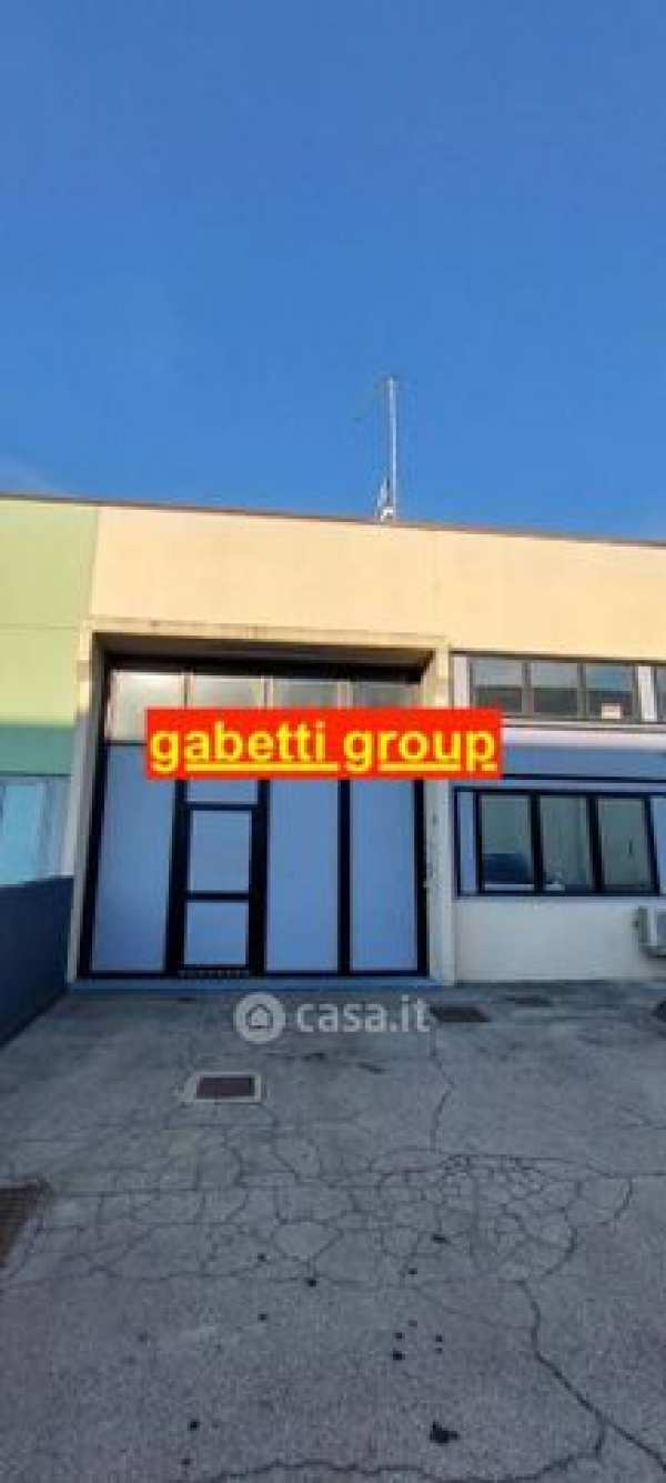 Capannone in commerciale in 
