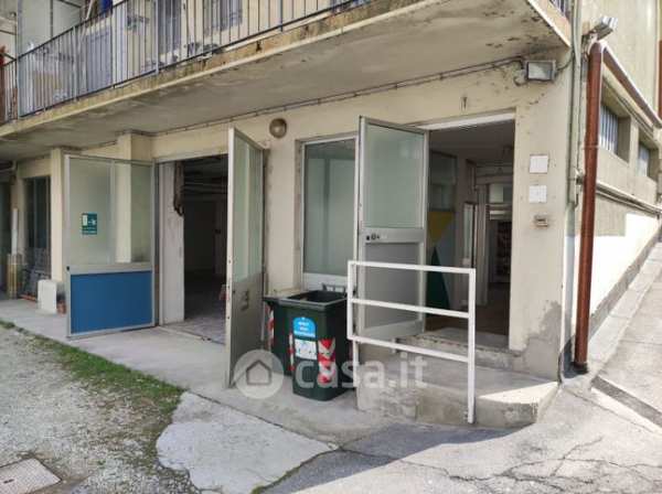 Capannone in commerciale in Via Monastir 38