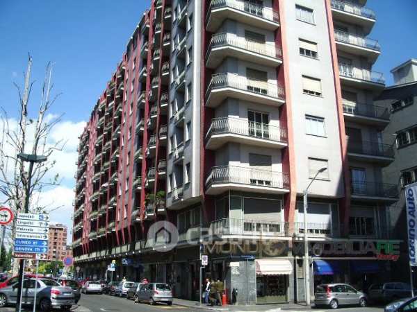 Negozio/locale commerciale in commerciale in Via Roberto ArdigÃ² 2