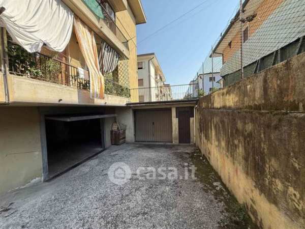 Box/posto auto in residenziale in Via Giarette 84