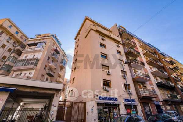 Ufficio in commerciale in Via Domenico ScinÃ  28