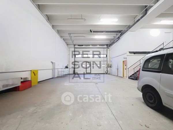 Capannone in commerciale in 