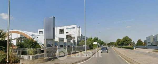 Capannone in commerciale in Via A. B. Sabin
