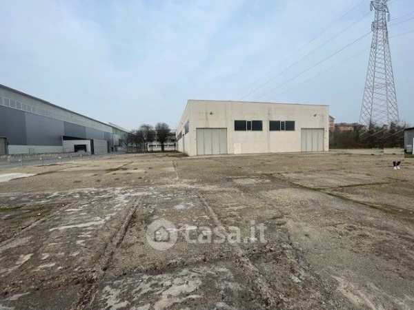 Capannone in commerciale in Via Plava 74