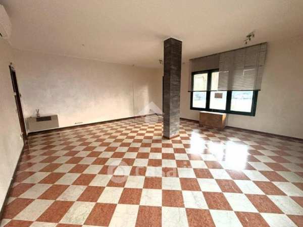 Ufficio in commerciale in Via Fontane 1