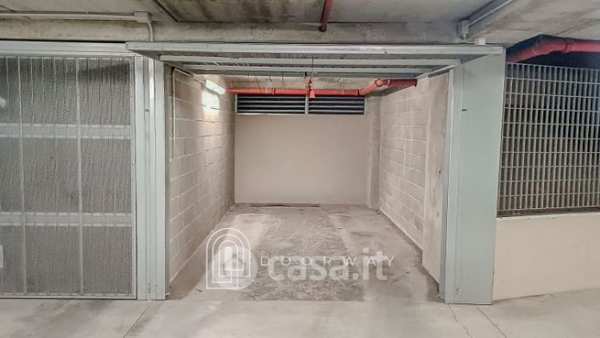 Box/posto auto in residenziale in Via della Moscova 26