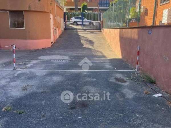 Box/posto auto in residenziale in Via dei Motoristi 64