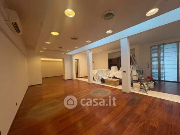 Ufficio in commerciale in Via Camillo Cavour