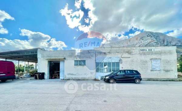 Capannone in commerciale in Via Luigi Einaudi 9
