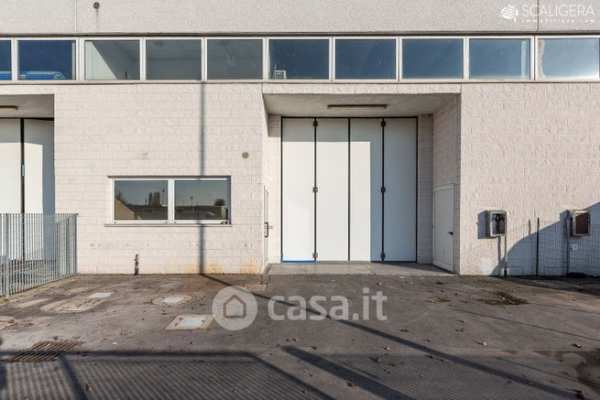 Capannone in commerciale in Via dell'Artigianato 29