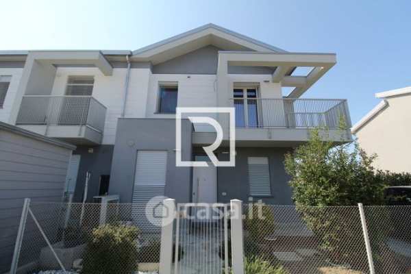 Casa bi/trifamiliare in residenziale in Via del Pino 31