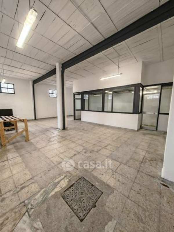 Capannone in commerciale in 