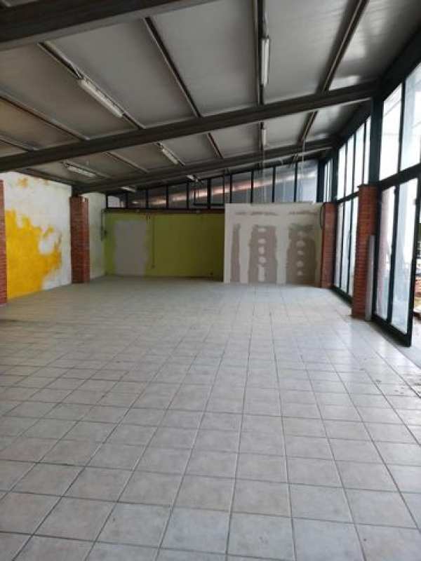 Capannone in commerciale in 