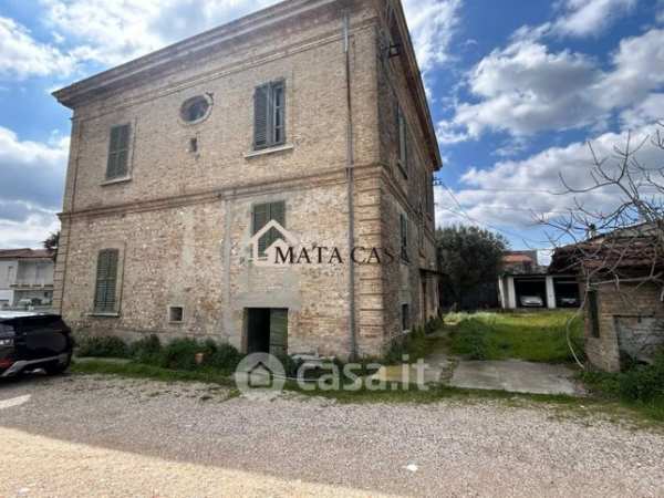 Villa in residenziale in Via Nazionale per Teramo 56