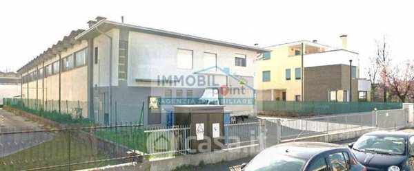 Capannone in commerciale in 
