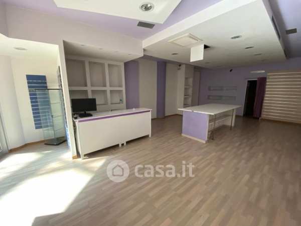 Negozio/locale commerciale in commerciale in Via Italo Calvino