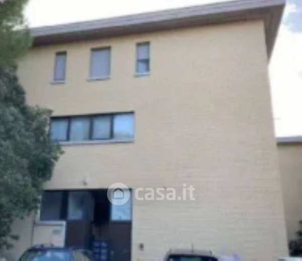 Capannone in commerciale in Via Lorenzo Lotto 22