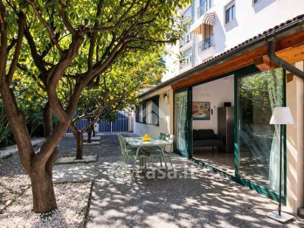 Appartamento in residenziale in Via Candido Queirolo 36