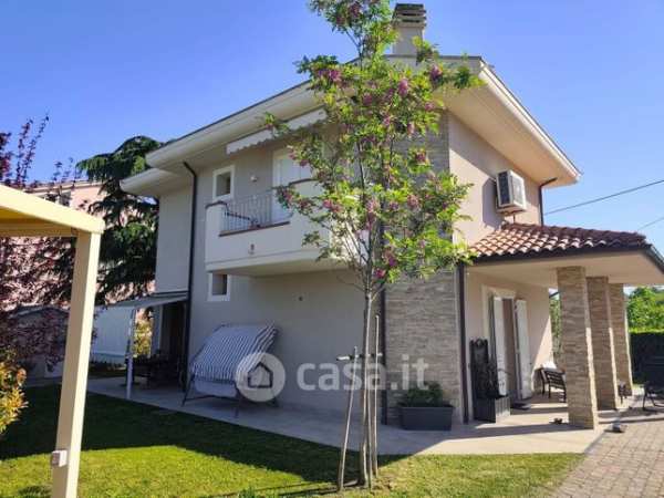 Casa indipendente in residenziale in 