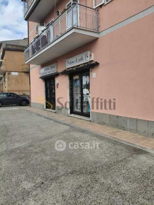 Negozio/locale commerciale in commerciale in Via Anguillarese