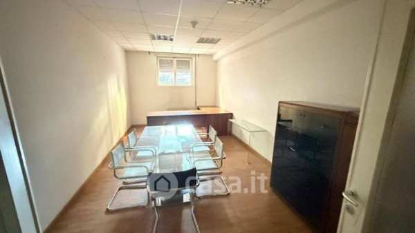 Ufficio in commerciale in Via Vittorio Spinazzola 41