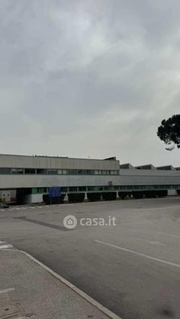 Capannone in commerciale in Via Tommaso Fasano