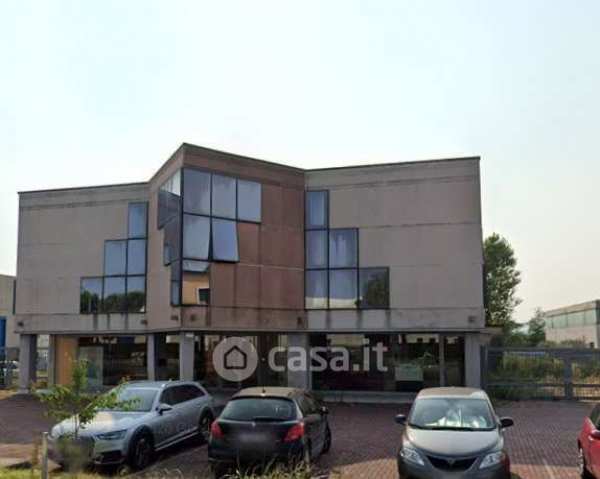 Capannone in commerciale in Via Caselle