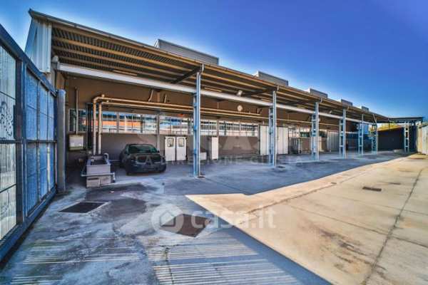 Capannone in commerciale in 