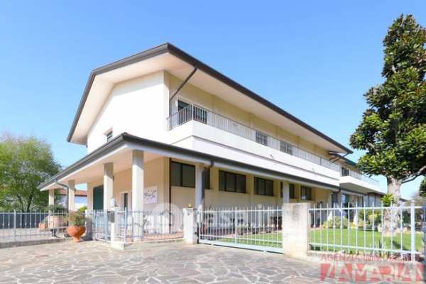 Villa in residenziale in Via Antelao 3