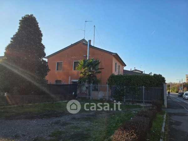 Casa bi/trifamiliare in residenziale in Via Emilia 18
