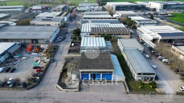 Capannone in commerciale in Via Industria