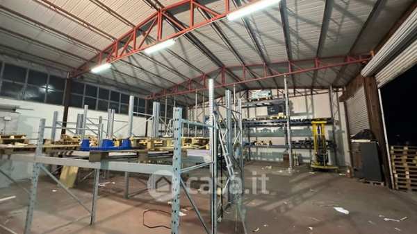 Capannone in commerciale in Via Prato Sesia