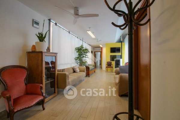 Ufficio in commerciale in 