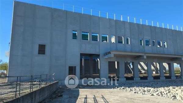 Capannone in commerciale in 