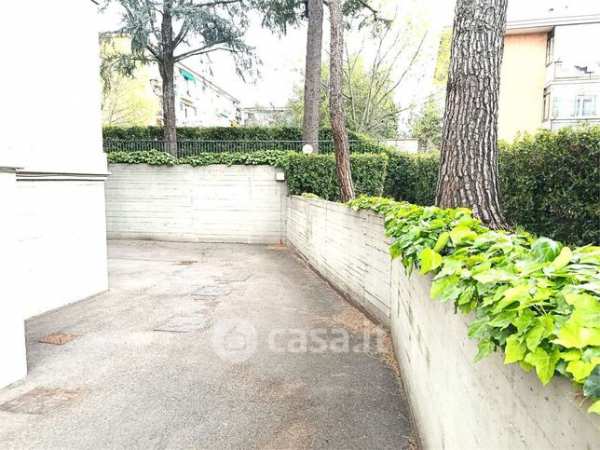 Box/posto auto in residenziale in Via del Melograno