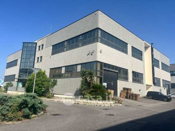 Capannone in commerciale in Via Giacomo Peroni