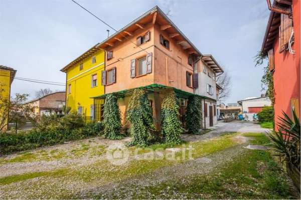 Casa bi/trifamiliare in residenziale in Via Verdeta 30