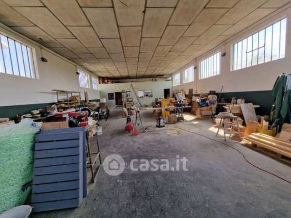 Capannone in commerciale in 