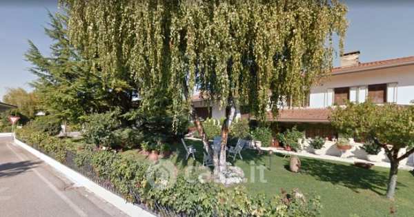 Casa bi/trifamiliare in residenziale in 