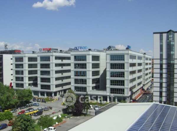 Ufficio in commerciale in Strada del Drosso 33