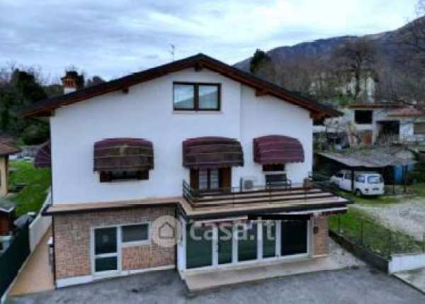 Capannone in commerciale in Via don Giorgio de Piero 10