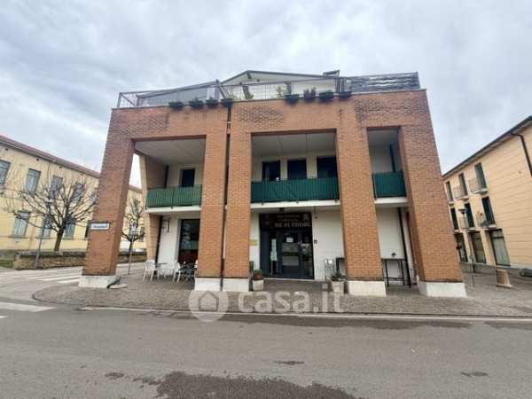 Negozio/locale commerciale in commerciale in Via Peuerbach