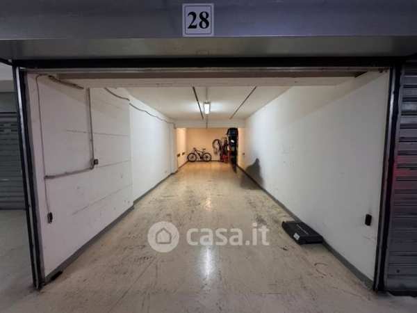 Box/posto auto in residenziale in Viale Gesuiti 10