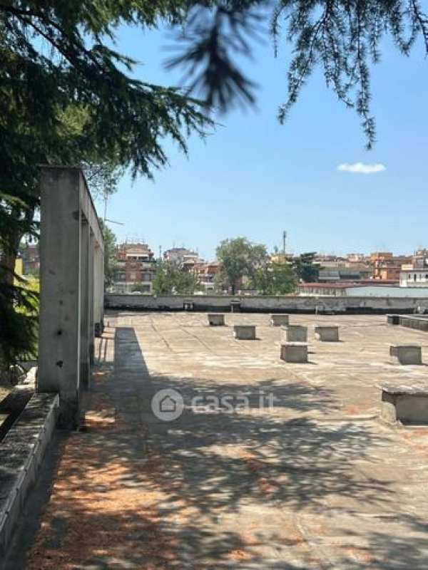 Capannone in commerciale in 