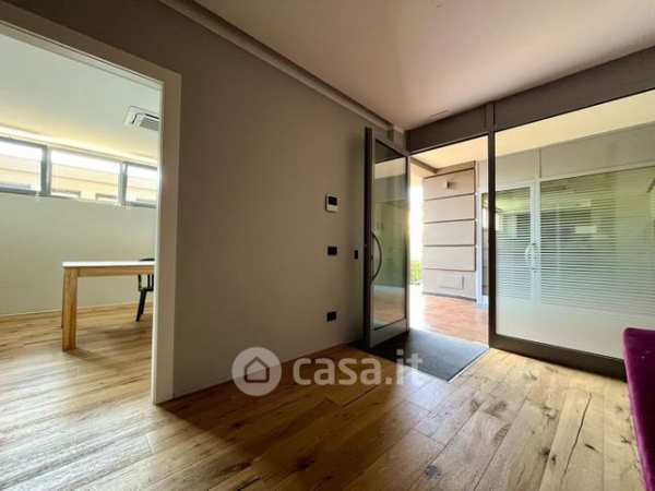 Ufficio in commerciale in 