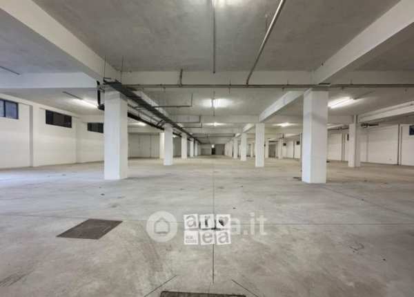 Capannone in commerciale in Via Francesco Aquilanti